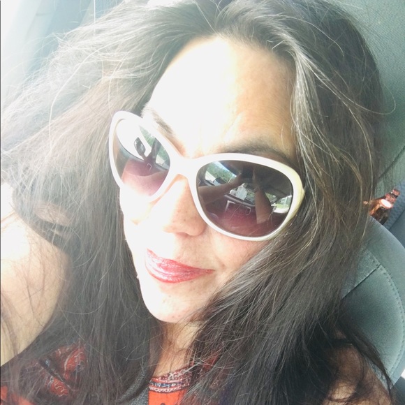 Meet your Posher, Michelle - Picture 2 of 2